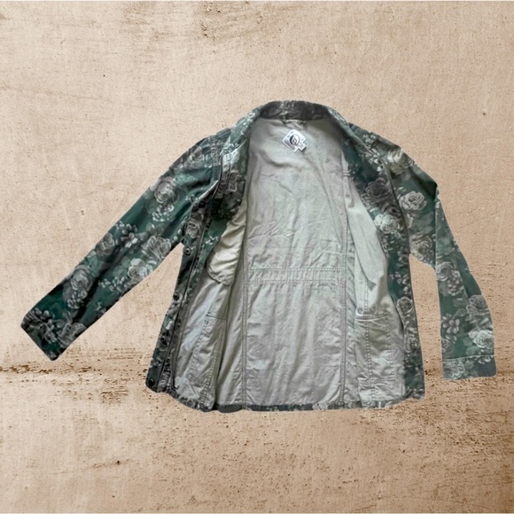 COPY - VOLCOM Cotton Denim The Hunt CAMO FLORAL Jean Jacket Women’s Size 10. - Picture 15 of 16